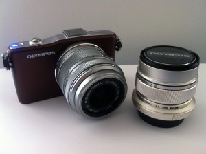 Die Olympus PEN Mini E-PM1 mit den Objektiven M.Zuiko Digital 14-42 II 3.5-5.6 & ED 12 mm 2.0